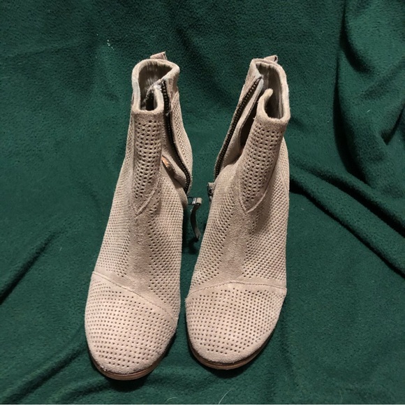 Toms suede, heeled booties. Perfect for fall! EUC - Picture 8 of 10
